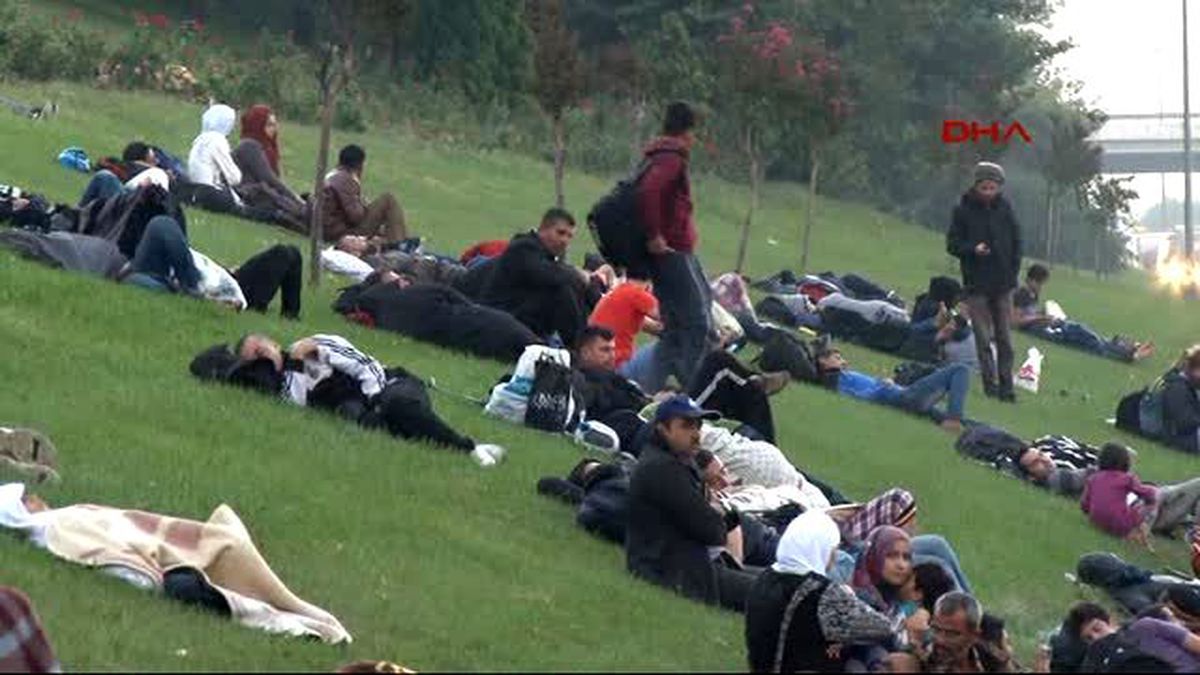Sığınmacılar Uyku Molasının Ardından Edirne\'ye Yürümeye Devam Ediyor 1-