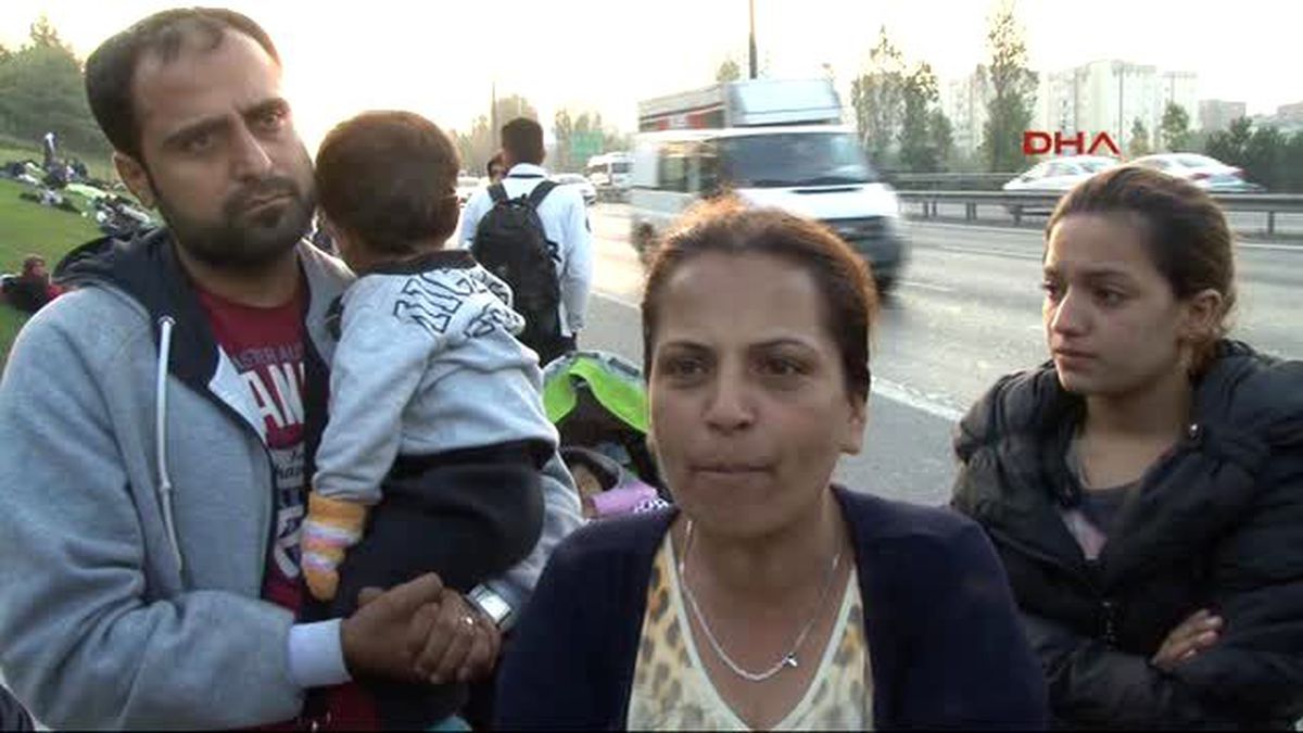 Sığınmacılar Uyku Molasının Ardından Edirne\'ye Yürümeye Devam Ediyor 2-