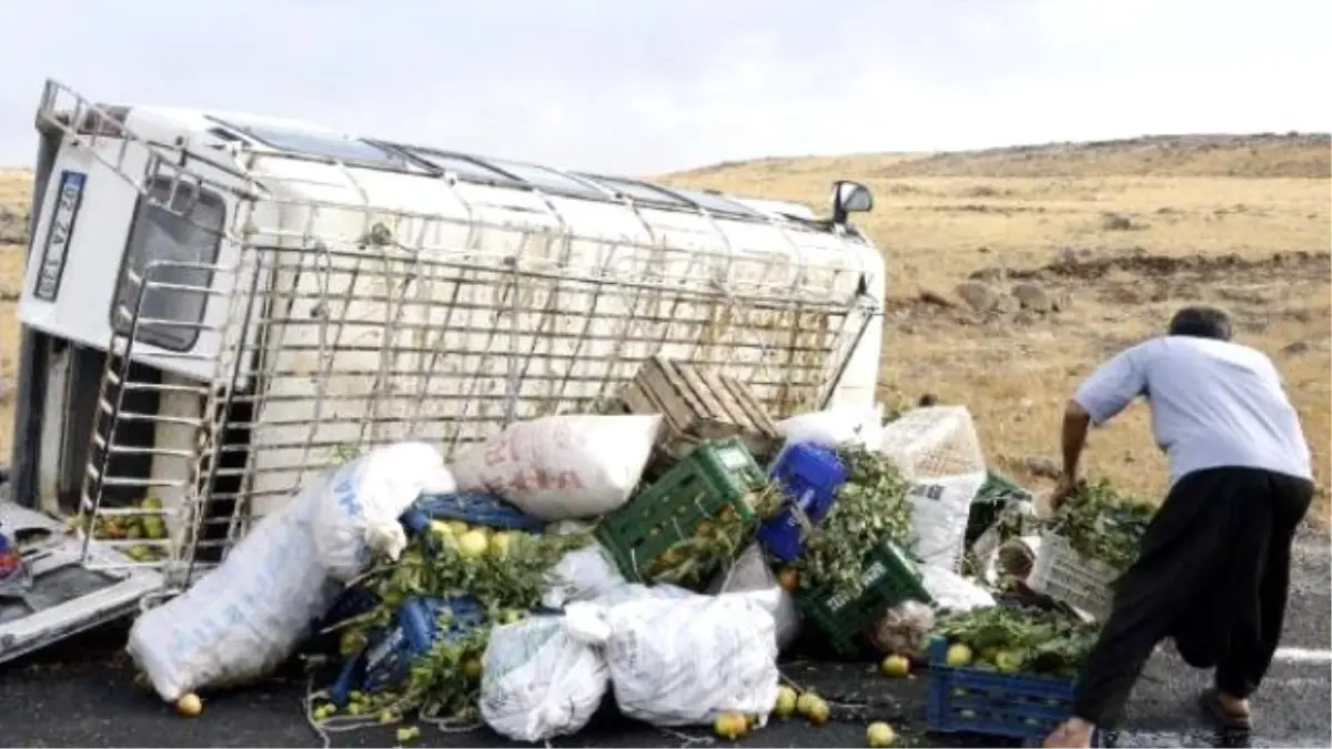 Siverek\'te Minibüs Devrildi: 17 Yaralı