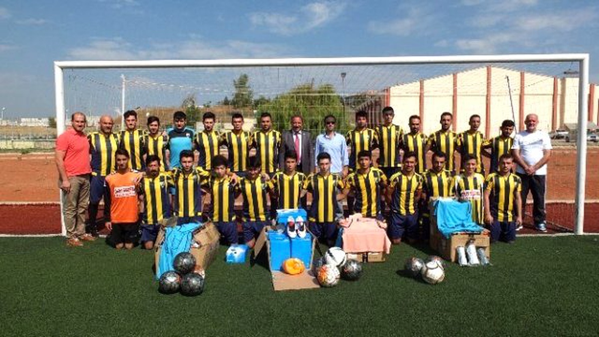 Söğüt Belediyesi Söğütspor\'a Malzeme Yardımı Yaptı