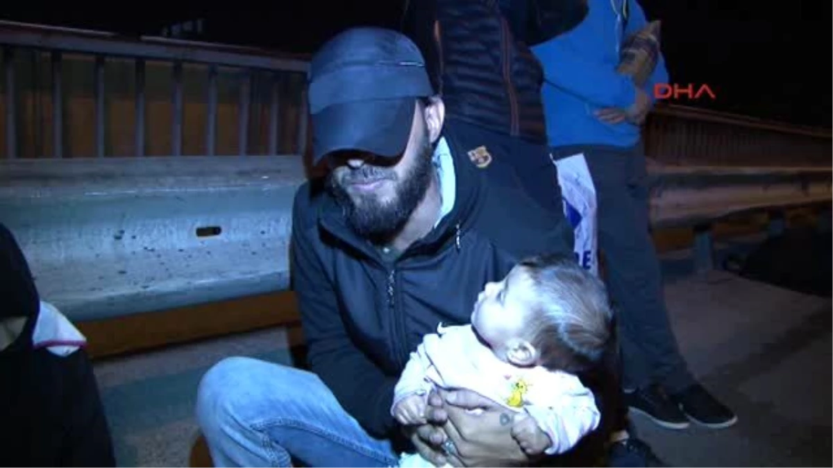 İstanbul Otogarı\'ndan Yola Çıkan Sığınmacılar Edirne\'ye Doğru Yürüyor