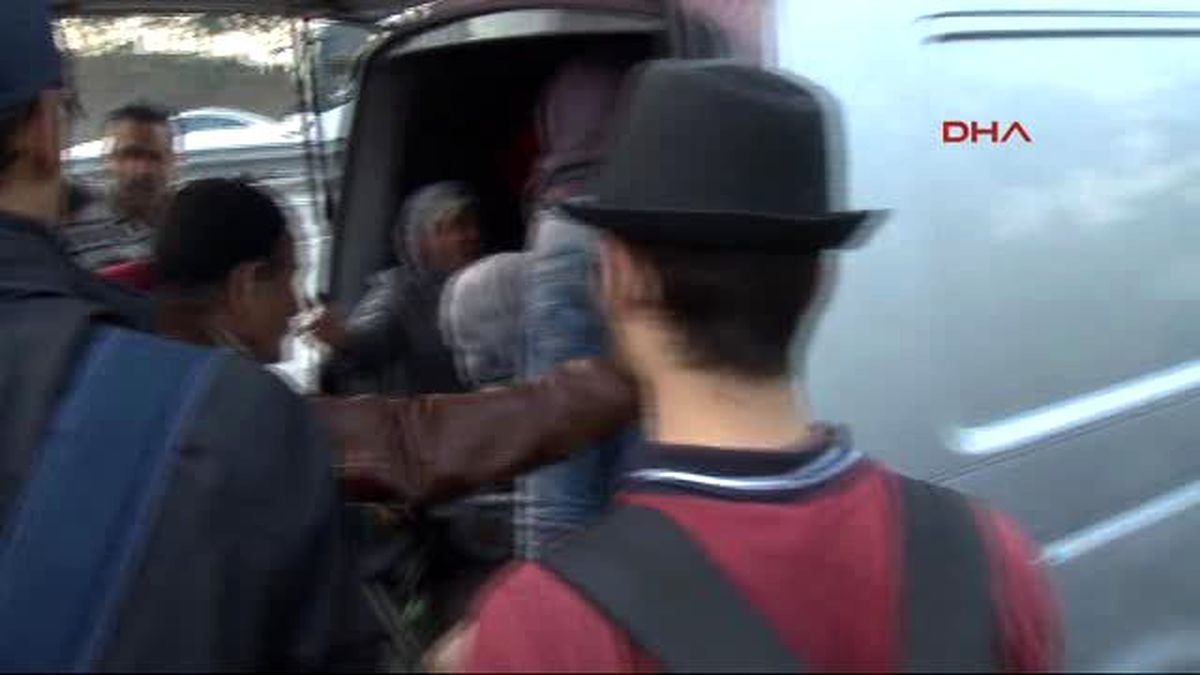 Sürücüler Kadın ve Çocuk Sığınmacıları Araçlarına Aldı