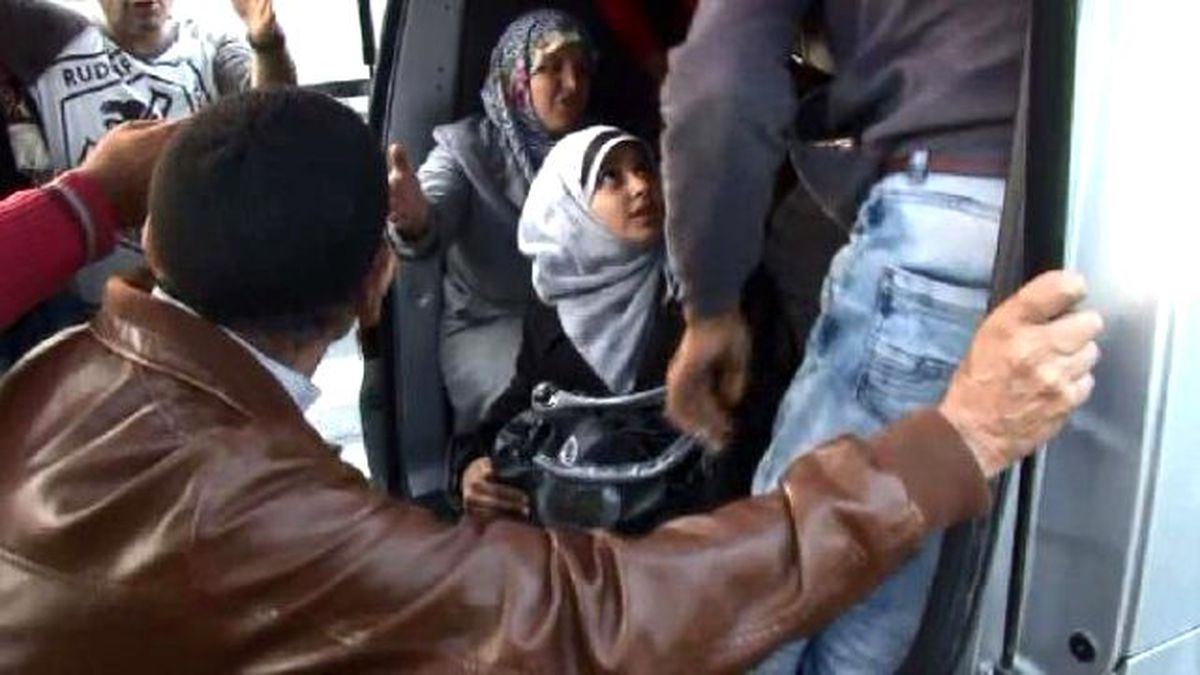 Sürücüler Kadın ve Çocuk Sığınmacıları Araçlarına Aldı
