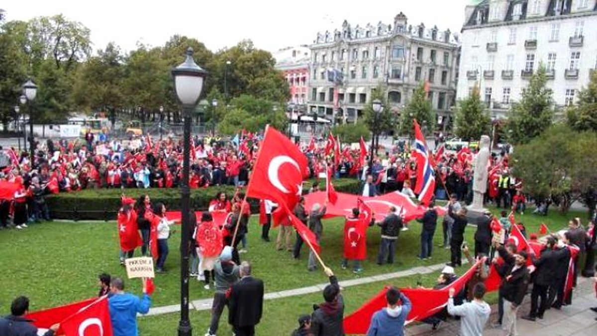 Türkler Terörü Kınama Yürüyüşü Düzenlediler