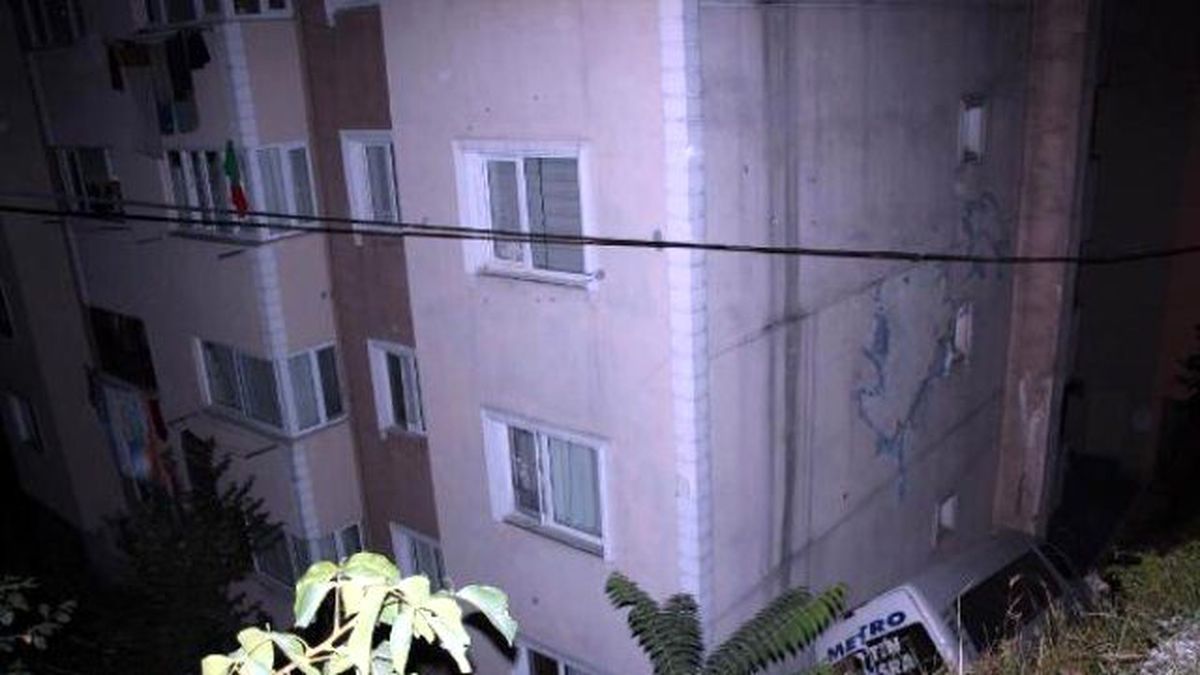 Yolcu Minibüsü Apartman Boşluğuna Uçtu: 2 Yaralı