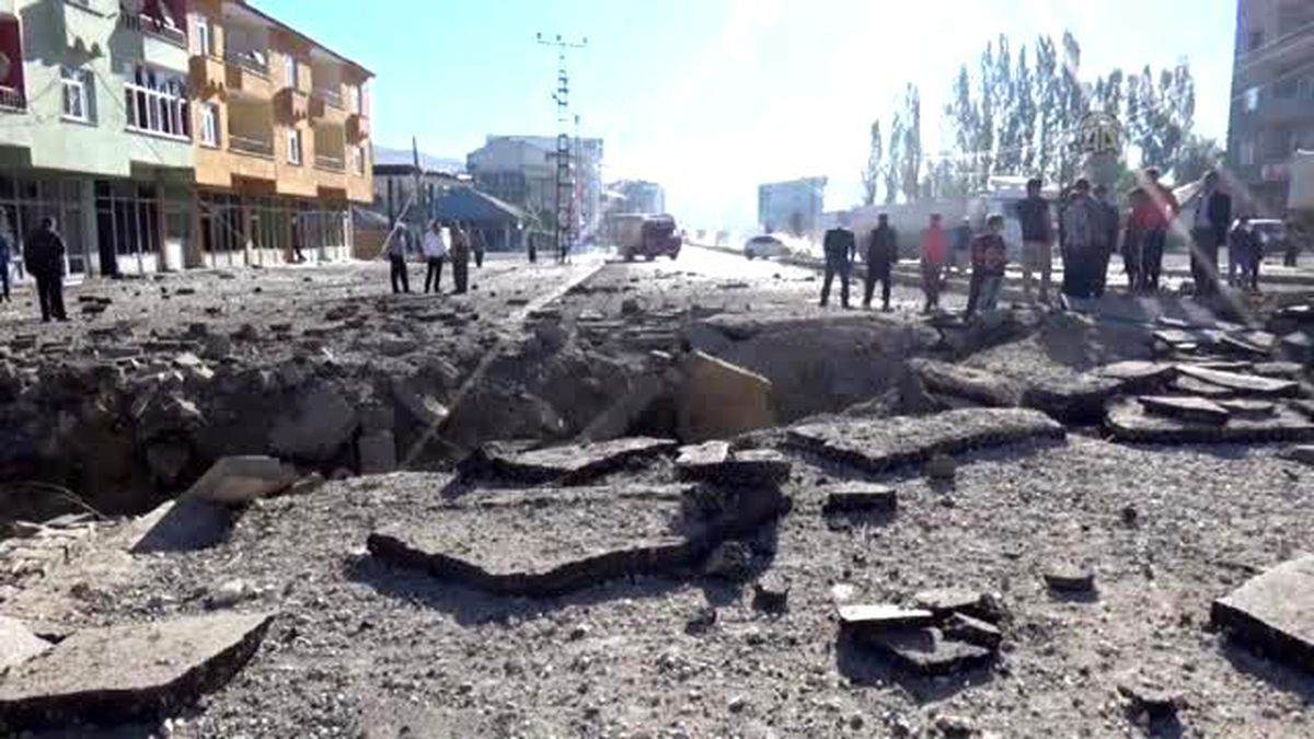 Yüksekova'da Polis Aracına Bombalı Saldırı! Yer Yerinden Oynadı