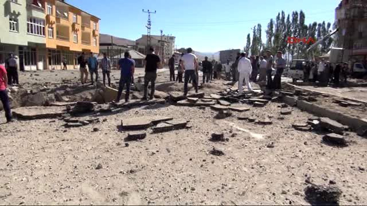 Yüksekova\'da Polise Bombalı Tuzak Ucuz Atlatıldı