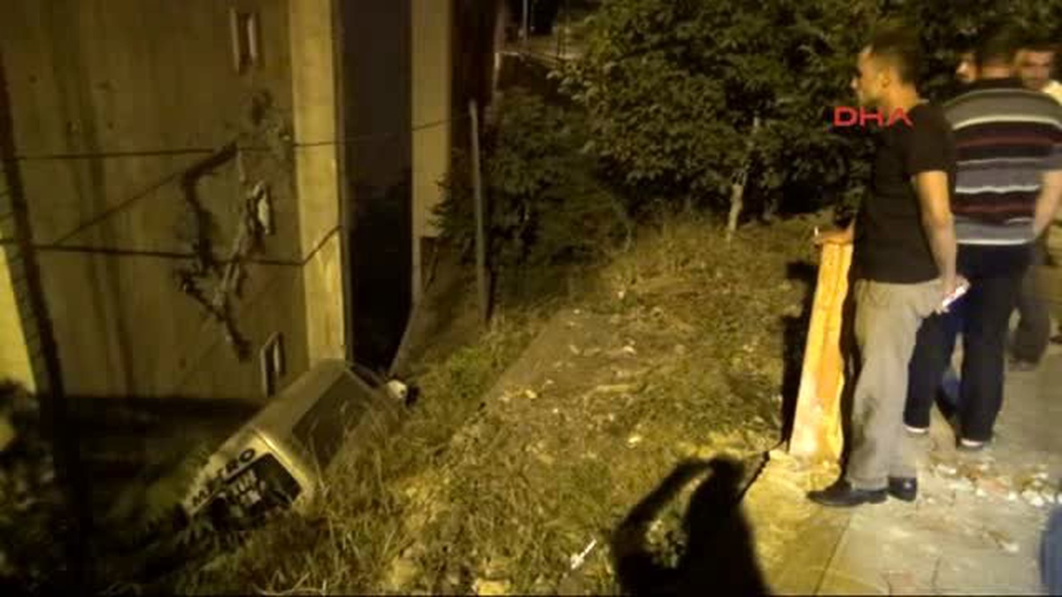 Yolcu Minibüsü Apartman Boşluğuna Uçtu 2 Yaralı