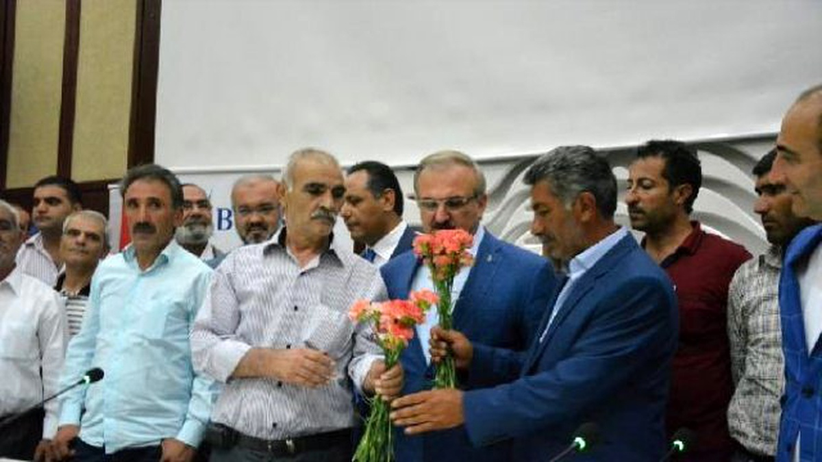 13 Aylık Kan Davası \'Karanfilli Barış\' ile Sona Erdi