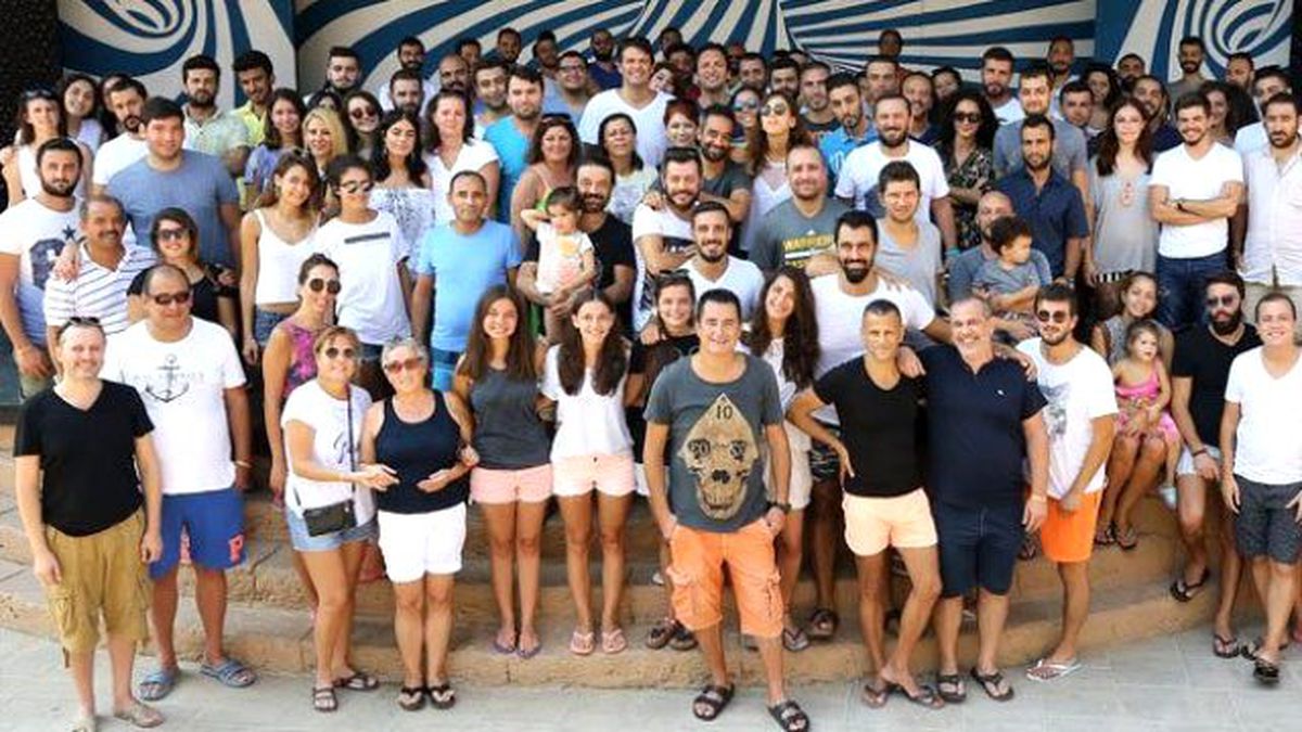 Acun, 150 Kişilik Ekibini Tatile Götürdü