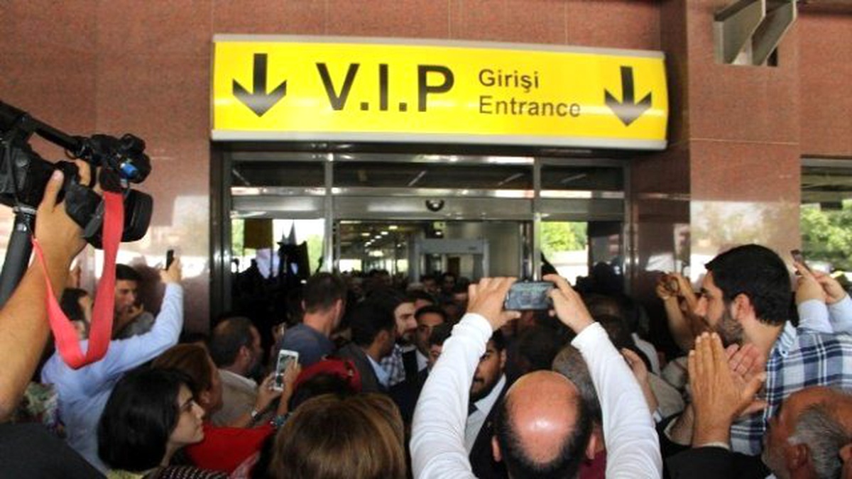 AK Parti\'nin Adaylarına Coşkulu Karşılama