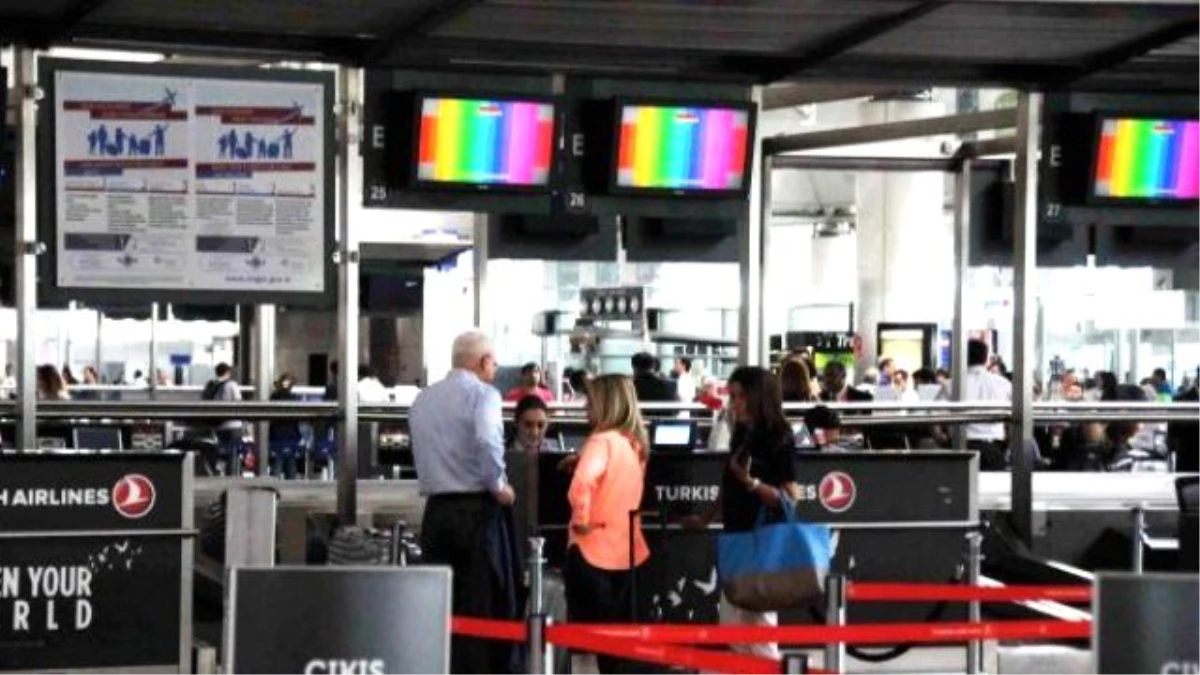 Atatürk Havalimanı\'nda Uçuş Bilgi Ekranları Arıza Yaptı