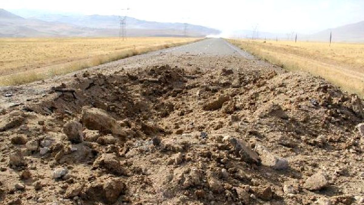 Başkale\'de PKK\'nın İki Saldırısında 24 Asker Yaralandı, Yolda 4 Metrelik Çukur Oluştu