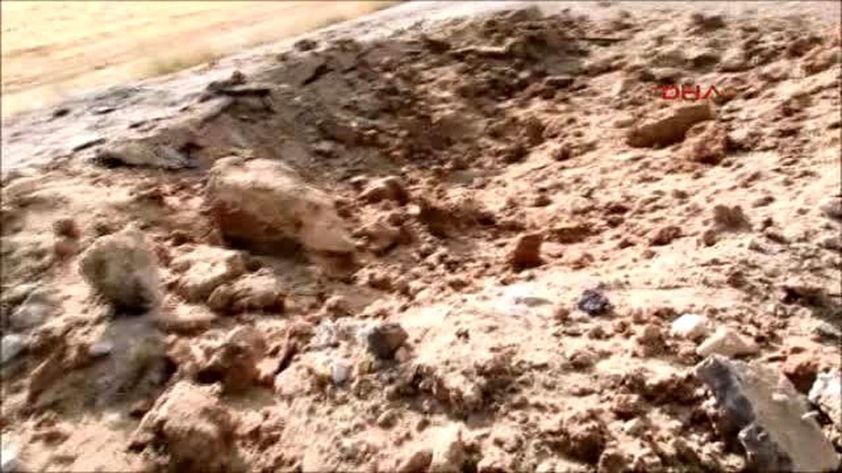 Başkale\'de PKK\'nın İki Saldırısında 24 Asker Yaralandı, Yolda 4 Metrelik Çukur Oluştu