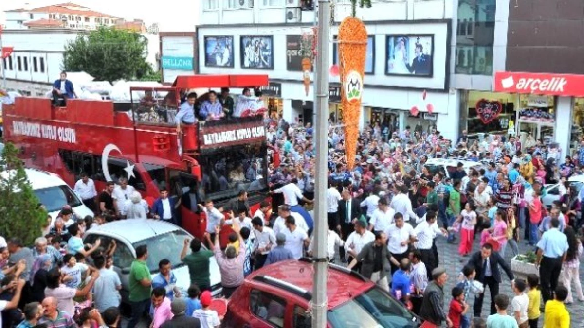 Başkan Gökçek Top ve Oyuncak Dağıtımını Sürdürüyor