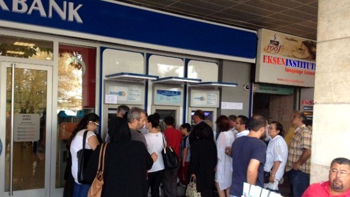 Bayram Öncesi Atm'lerde Emekli Maaşı Kuyruğu