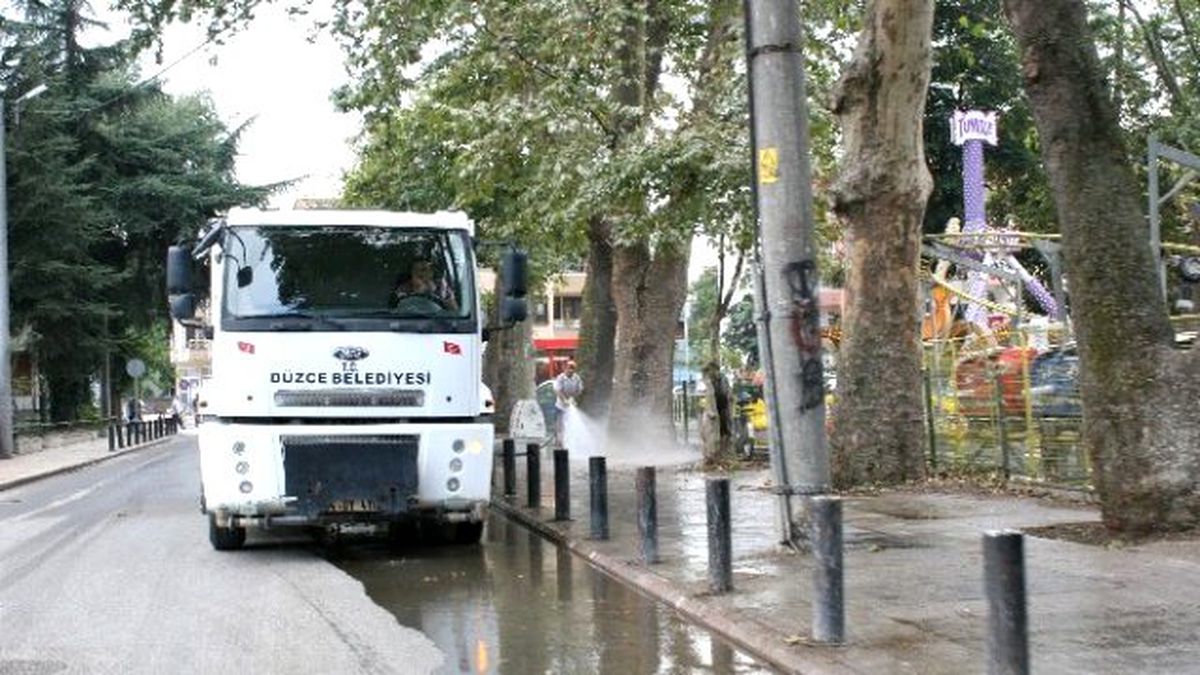 Belediye Ekipleri Kaldırımları Yıkıyor