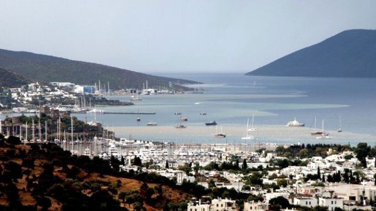 Bodrum\'da Sağanak Yağmur Denizin Rengini Değiştirdi