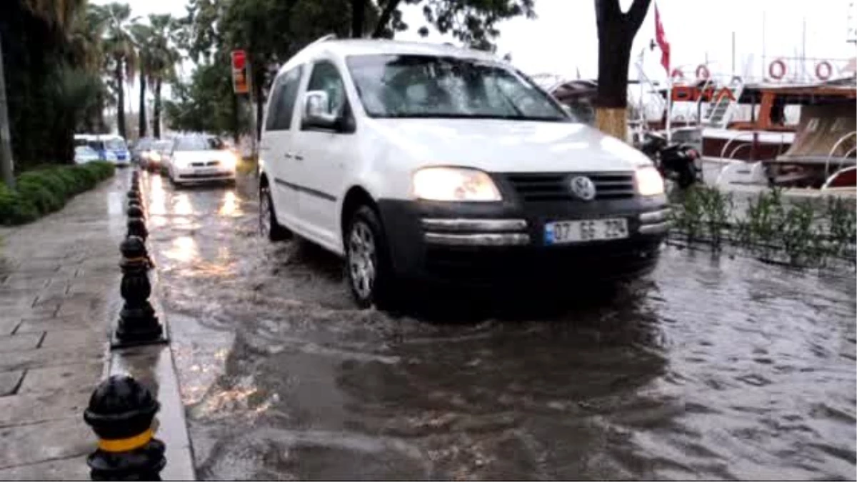 Bodrum\'da Sağanak Yağmur Su Baskınlarına Neden Oldu 1-