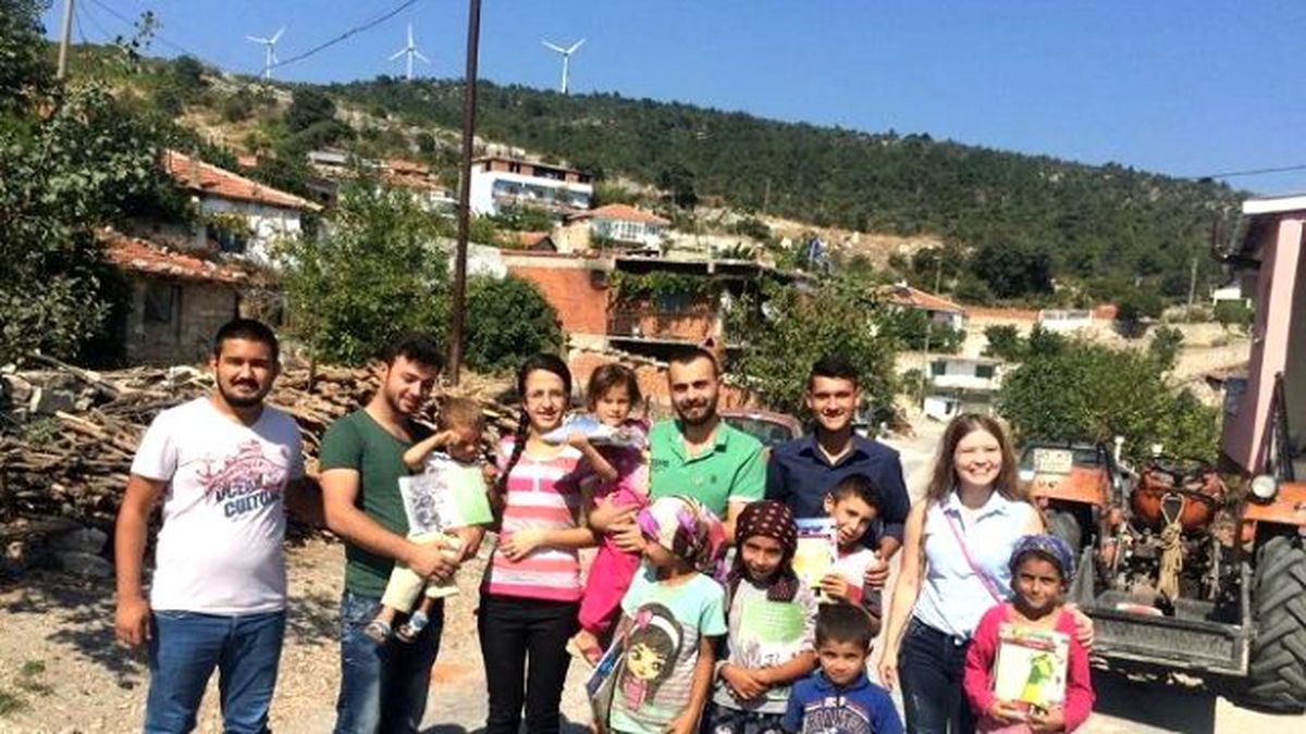 CHP\'li Gençlerden Somalı İhtiyaç Sahibi Çocuklara Kırtasiye Malzemesi