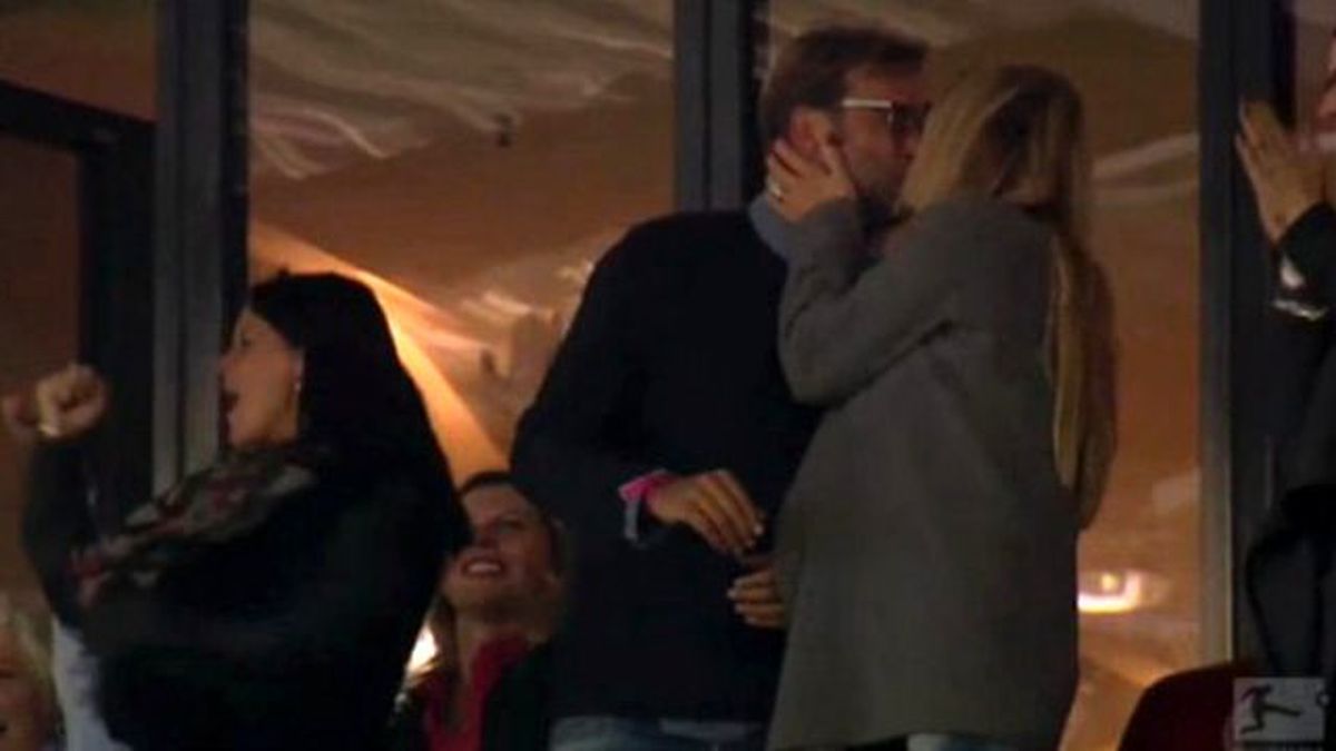 Çılgın Türk'ün Golleri Çıldırttı! Alman Hoca Eşini Öpücüklere Boğdu