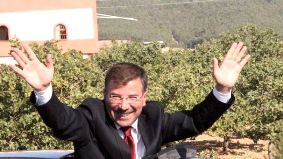 Davutoğlu\'na Benzetilen Ak Partili Aday Seçim Çalışmalarına Başladı
