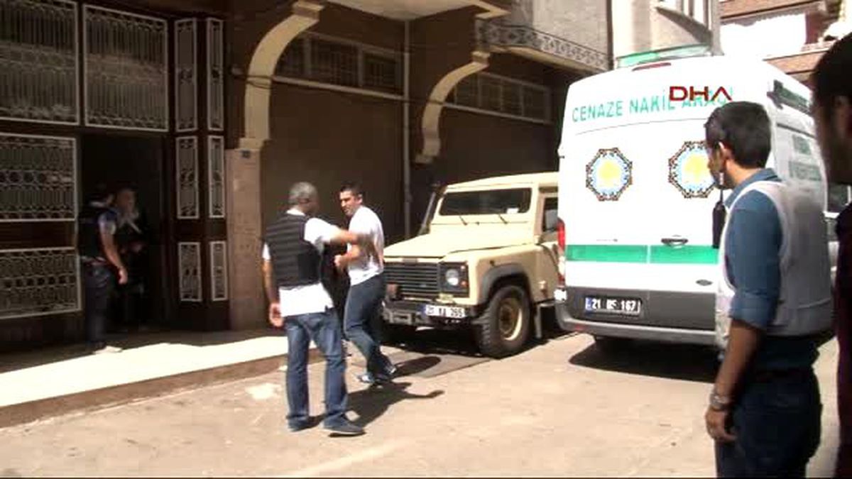 Diyarbakır'da Cinnet Geçiren Anne 2 Kızını Vurdu, Kocası Boğazını Kesti