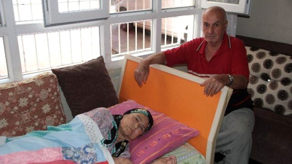 Eşini Sedye ile Hastaneye Götüren Yaşlı Adam: "Ambulans İstemedik"