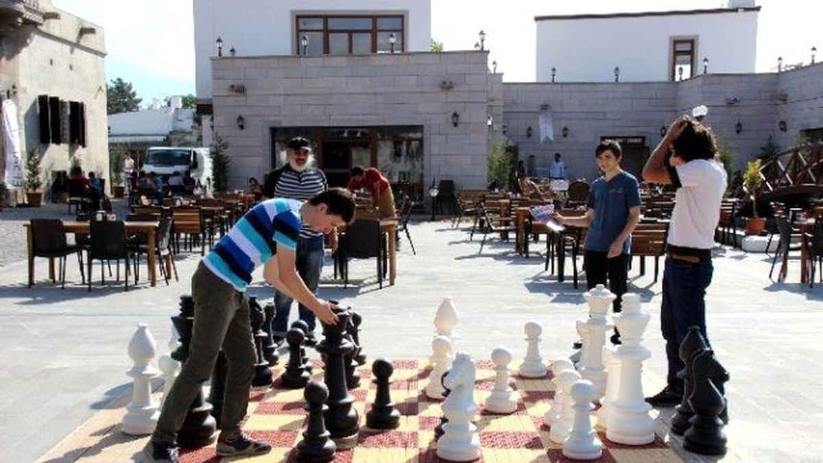 Gençler \'Sokakta Satranç Var\' Projesi ile Satranç Oynamanın Tadını Çıkardı