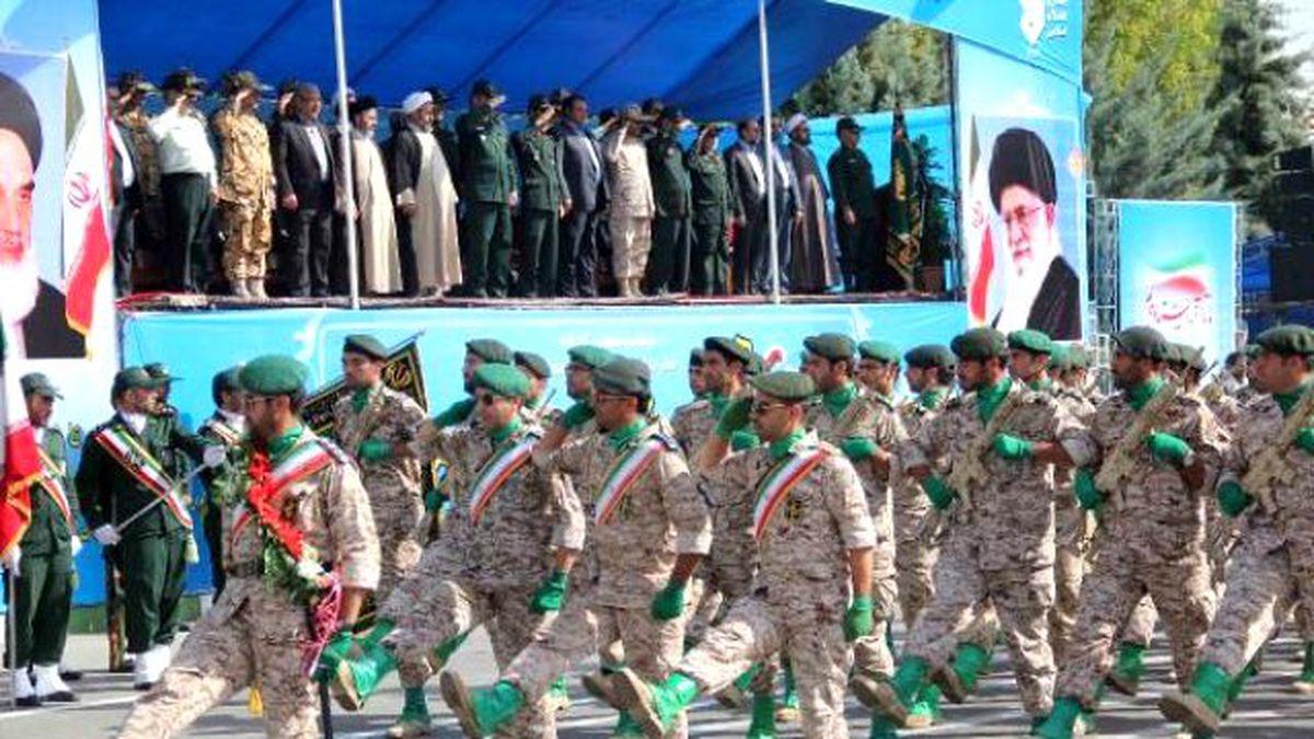 İran'da Askeri Geçit Törenleri Yapıldı
