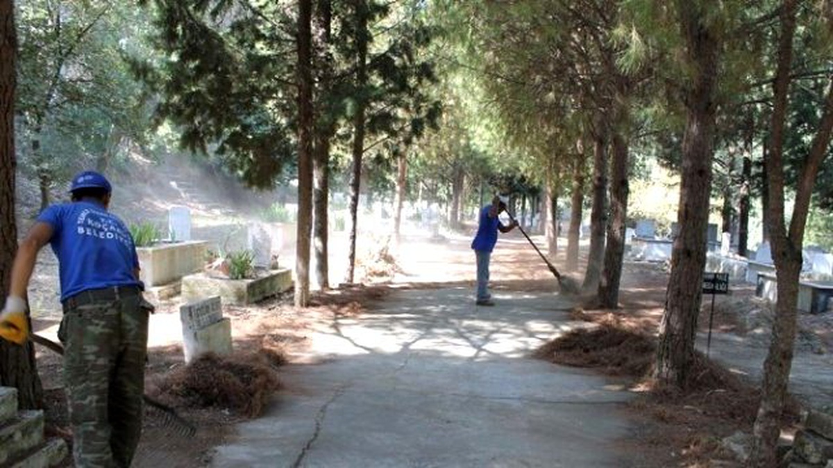 Koçarlı\'da Mezarlıklar Bayrama Hazır
