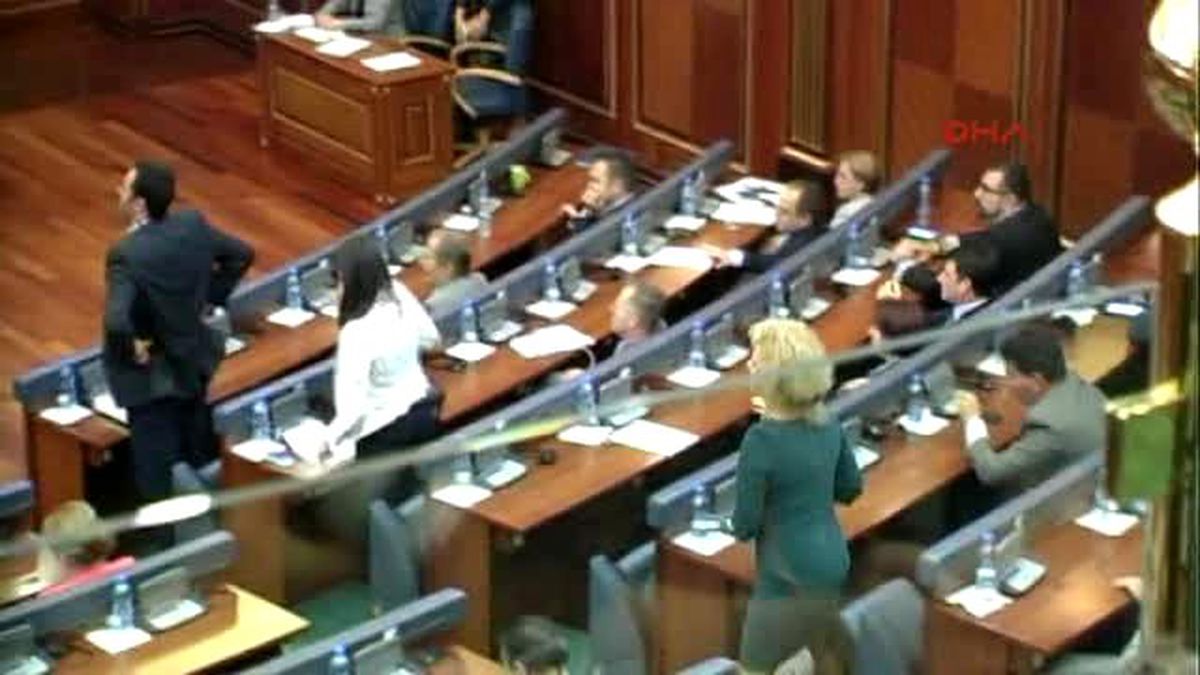 Kosova Başbakanını Mecliste Yumurta Yağmuruna Tuttular...