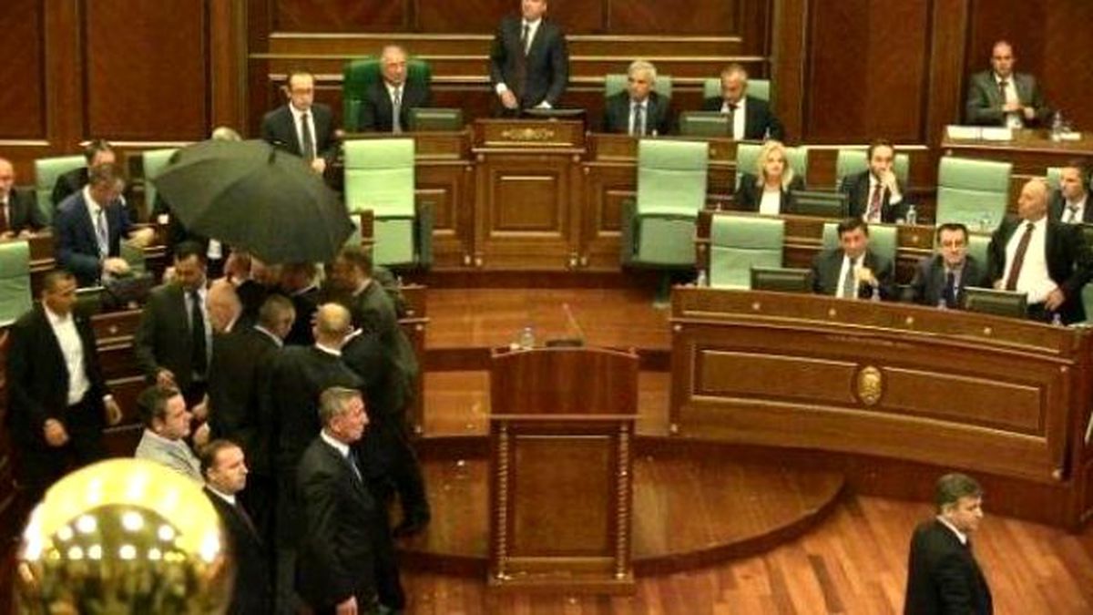 Kosova Başbakanını Mecliste Yumurta Yağmuruna Tuttular