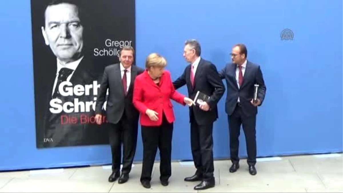 Merkel, Schröder\'in Biyografisinin Tanıtımına Katıldı