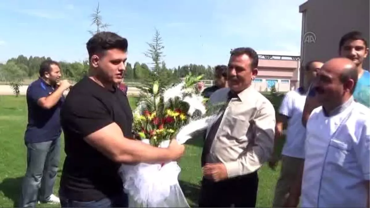 Milli Güreşçi Kayaalp, Tdv Gönüllüsü Olarak Kırgızistan'a Gidiyor