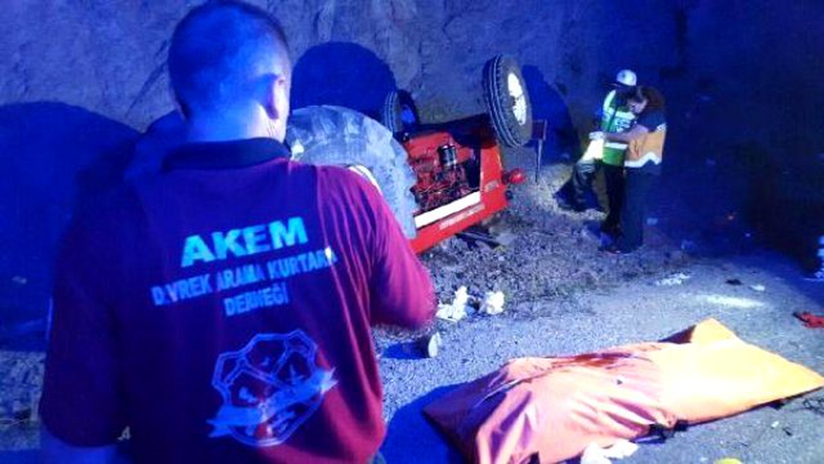 Minibüsün Çarptığı Traktördeki Sürücü ve Eşi Öldü