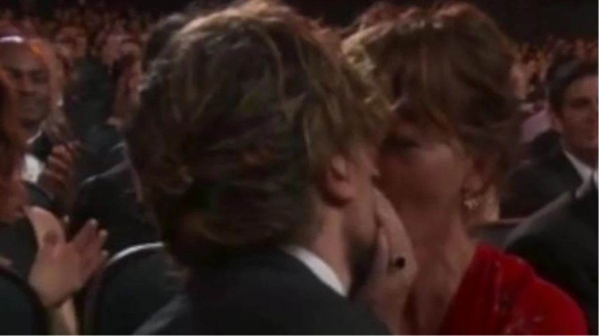 Peter Dinklage May Have Spit His Gum İnto His Wife\'s Mouth Before Accepting Emmy