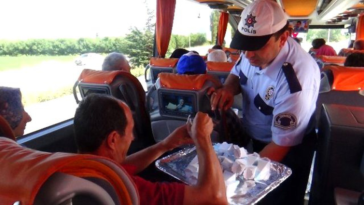 Polis, Sürücülere Ceza Yerine Gül Suyu ve Lokum İkram Etti