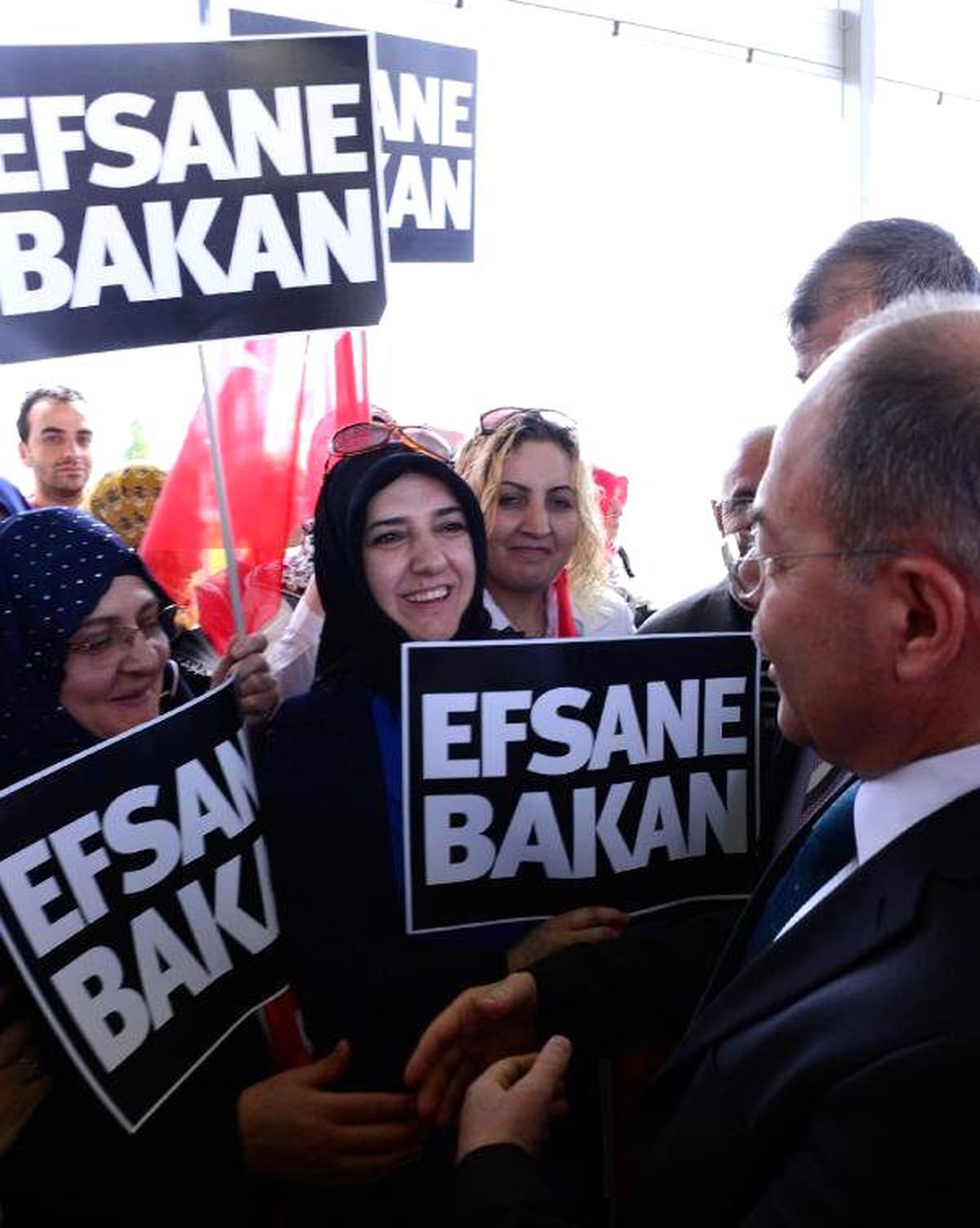 Recep Akdağ, Erzurum\'da \'Efsane Bakan\' Pankatı ile Karşılandı