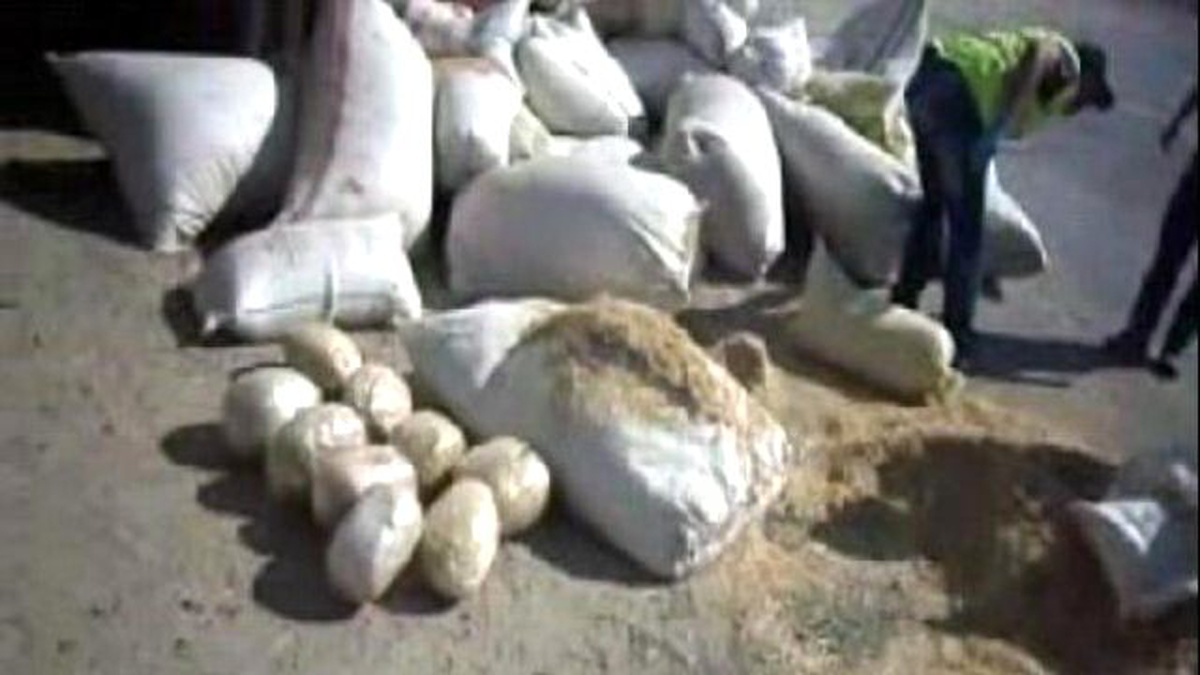 Saman Yüklü Tır\'dan 20 Kilo Esrar ile Küpesiz 30 Koyun Çıktı