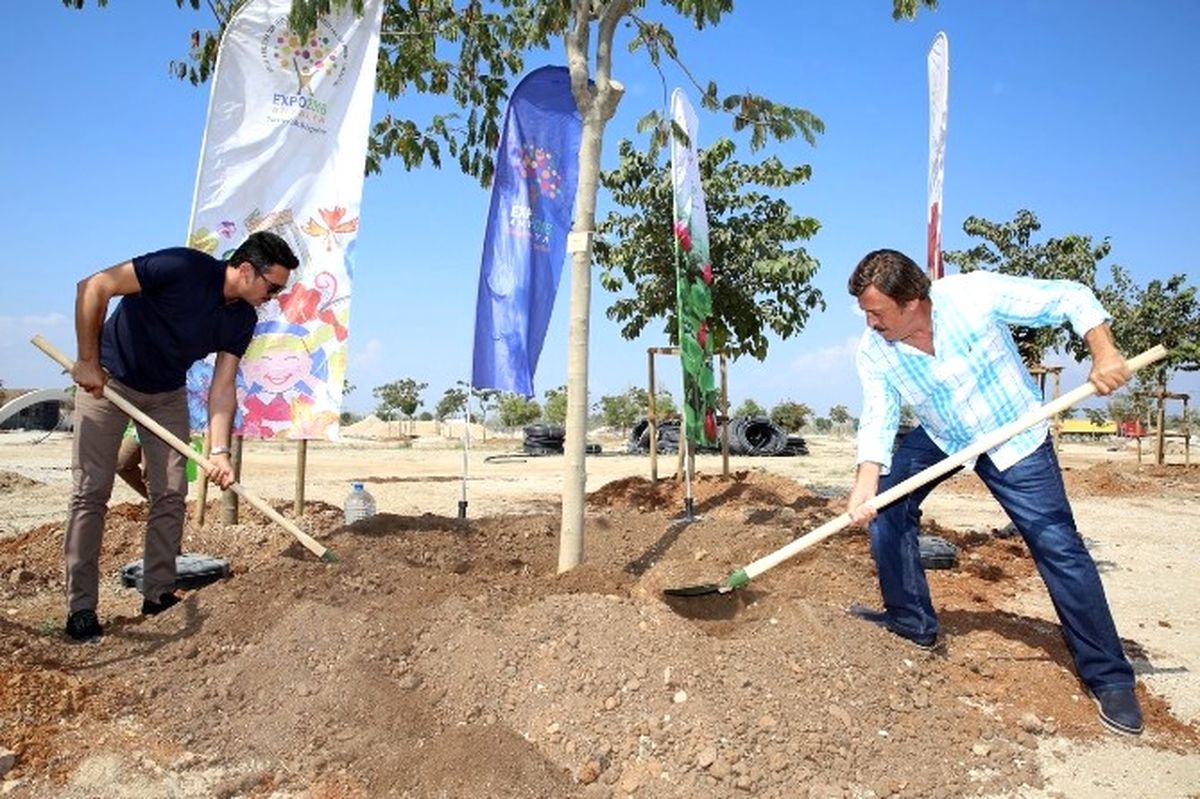 Selami Şahin\'den Expo 2016 Alanına Şarkılı Türkülü Ağaç Dikimi