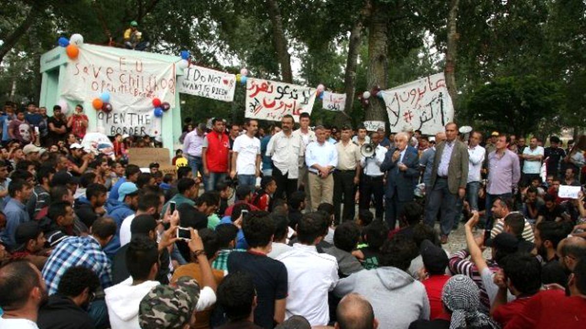 Suriyeli Sığınmacılar Edirne Valisi Şahin\'i Protesto Etti