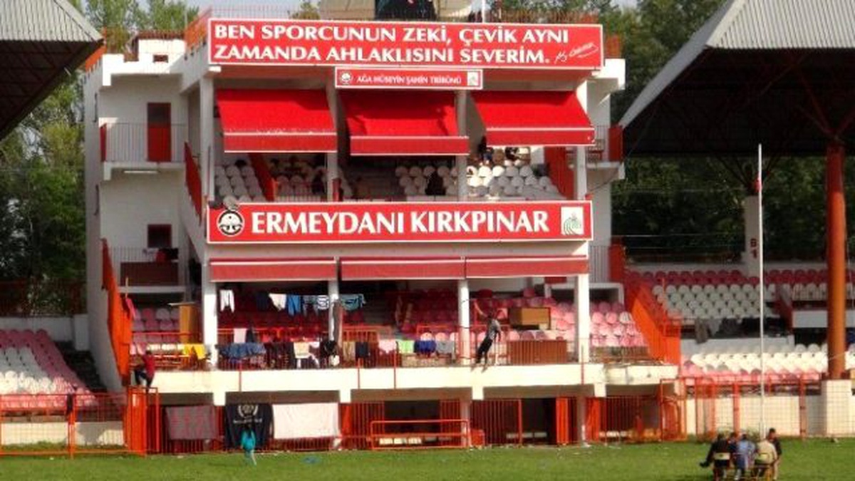 Suriyeli Sığınmacıların Sarayiçi Er Meydanı\'nda Bekleyişi Sürüyor