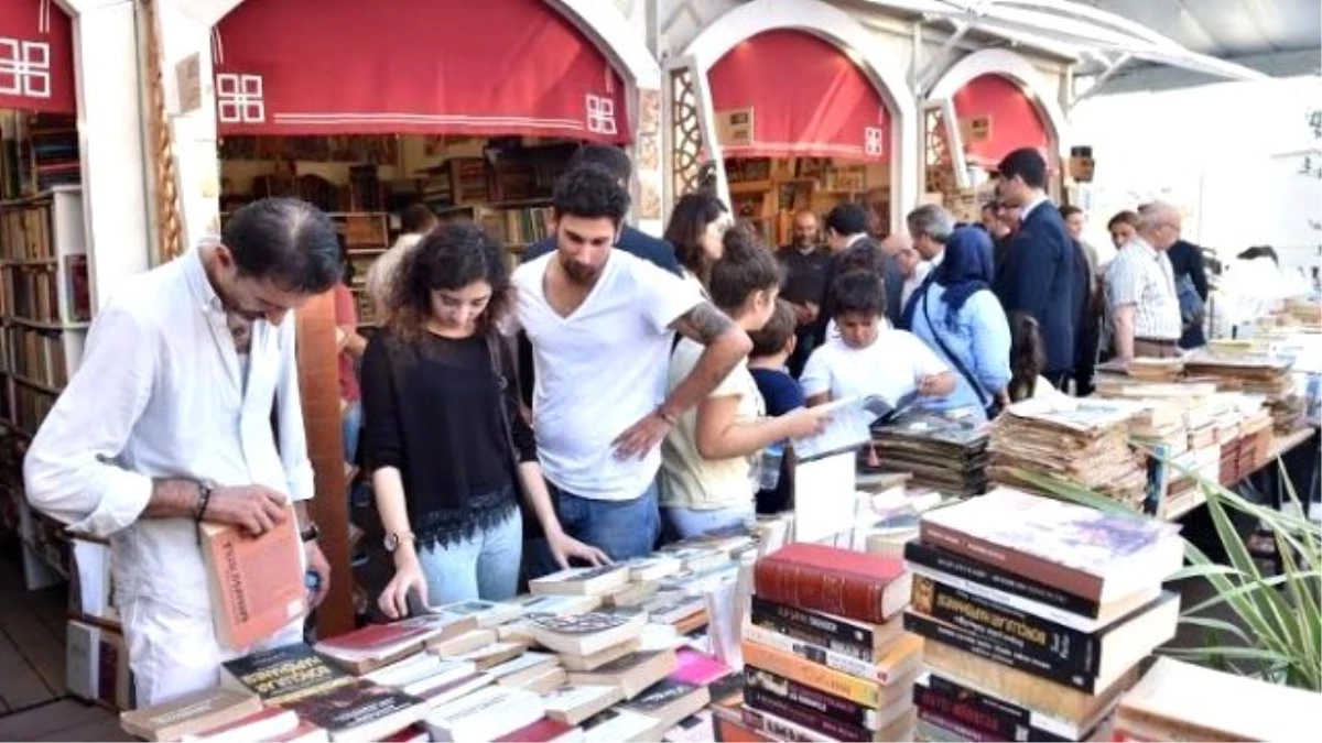 Vali Şahin \'9. Beyoğlu Sahaflar Festivali\'ni Ziyaret Etti