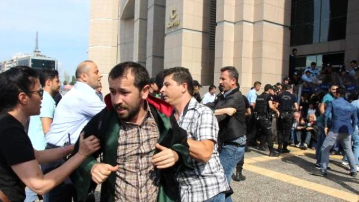 Video) Police Severely İntervenes Lawyers\' Sit-in At Court House