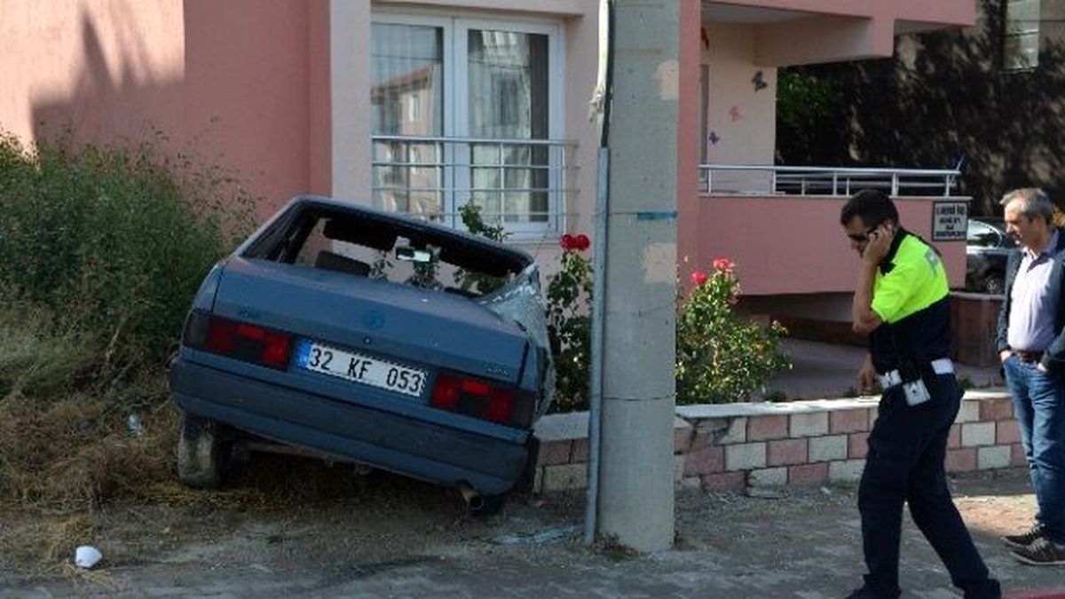 Virajı Alamayan Otomobil Bahçeye Uçtu