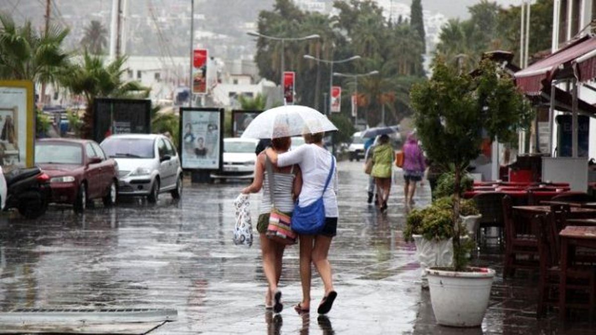 Yağmur Altında Bodrum\'u Geziyorlar