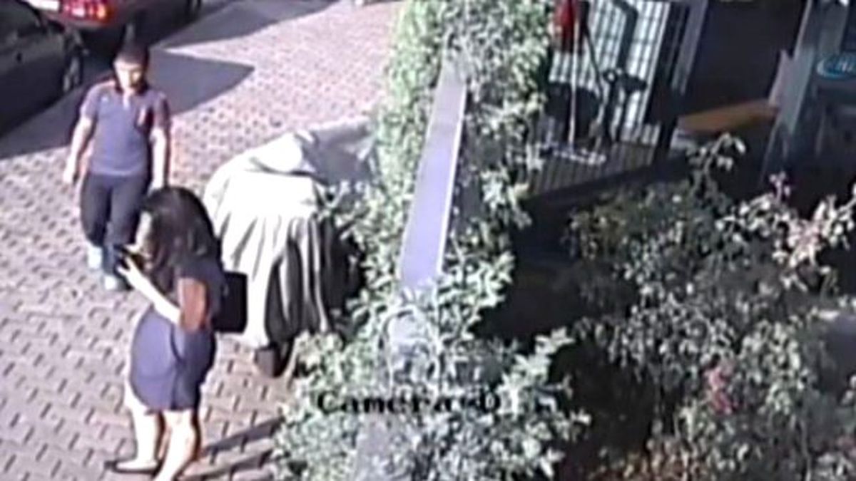 Yolda Telefonuyla Uğraşan Genç Kadın Güpegündüz Kapkaça Uğradı