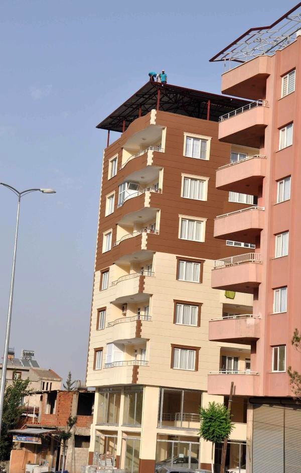 İşçilerden 7 Katlı Apartmanın Çatısında Korkutan Çalışma
