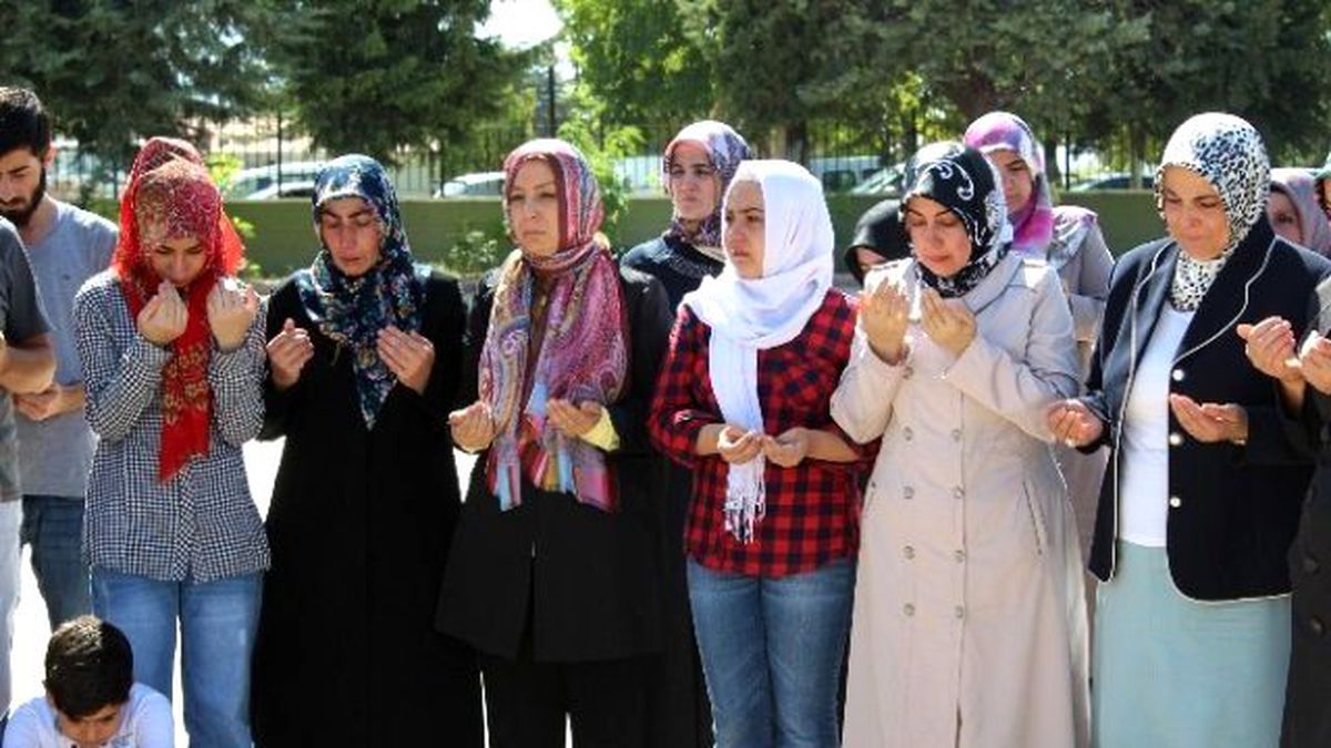 AK Parti\'den Şehitlik Ziyareti
